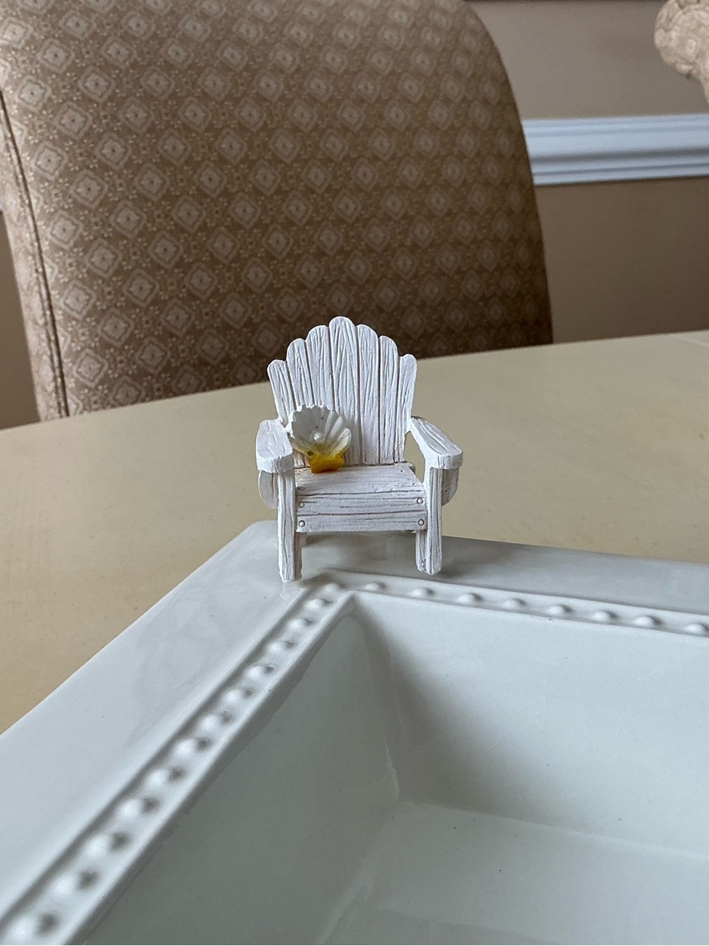 White Adirondack Summer Beach Chair With Seashell Platter Decoration 🏖